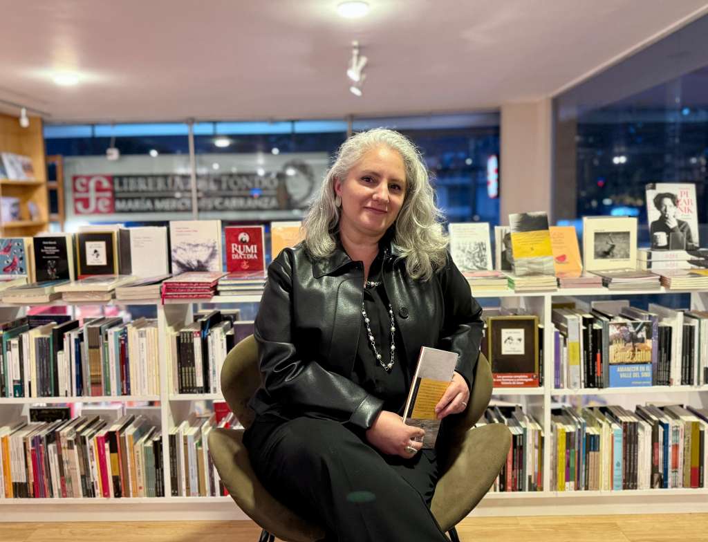 Camila Charry es poeta, profesora y autora de libros como "Arde Babel" y "El sol y la carne". "Mi perra y yo subimos por el ascensor" es su poemario más reciente.
