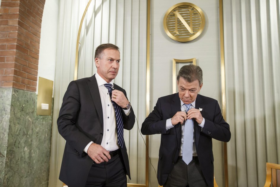 El presidente Juan Manuel Santos, acompañado por el director del Instituto Nobel, Olav Njoelstad, en Oslo, Noruega. / EFE