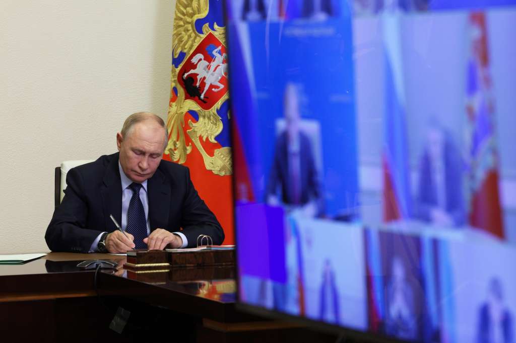 Novo-ogaryovo (Russian Federation), 21/08/2024.- Russian President Vladimir Putin takes part in a video conference meeting about the situation in the Russian regions of Belgorod, Kursk and Bryansk, at the Novo-Ogaryovo state residence, outside Moscow, Russia, 22 August 2024, following a cross-border incursion by Ukrainian Armed Forces into Russian territory. (Rusia, Ucrania, Moscú) EFE/EPA/GAVRIIL GRIGOROV/SPUTNIK/KREMLIN POOL MANDATORY CREDIT
