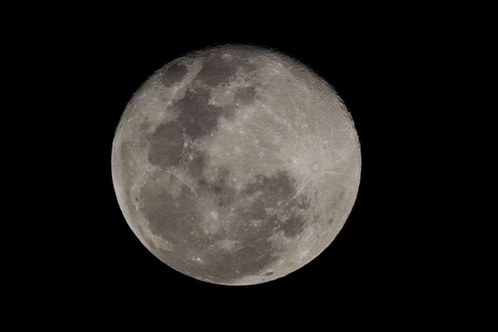 AME2670. CIUDAD DE PANAMÁ (PANAMÁ), 26/01/2024.- Fotografía de la primera luna llena de 2024 hoy, desde el puerto pesquero de Puerto Caimito en La Chorrera (Panamá). EFE/ Bienvenido Velasco
