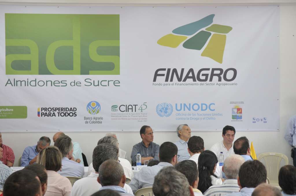 Ministro de agricultura (de pie) en compañía de (izquierda a derecha) Hernando Restrepo Gerente ADS, Francisco Estupiñán Heredia presidente del Banco Agrario, Luis Eduardo Gomez Álvarez presidente FINAGRO, Julio Cesar Guerra Tulena gobernador del Sucre y Ricardo Sabogal de la unidad de restitución de tierras durante evento