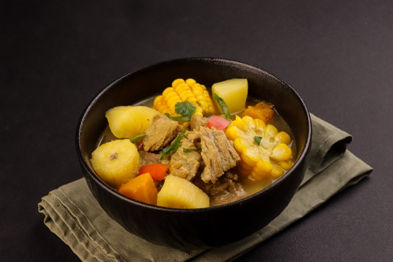 En olla a presión: así se prepara un sancocho de costilla