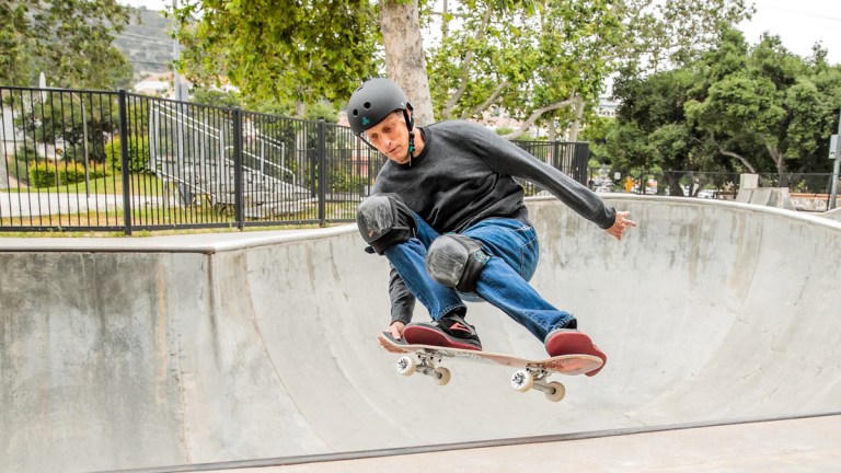 La estrella mundial del skateboarding, Tony Hawk, se encuentra en Medellín