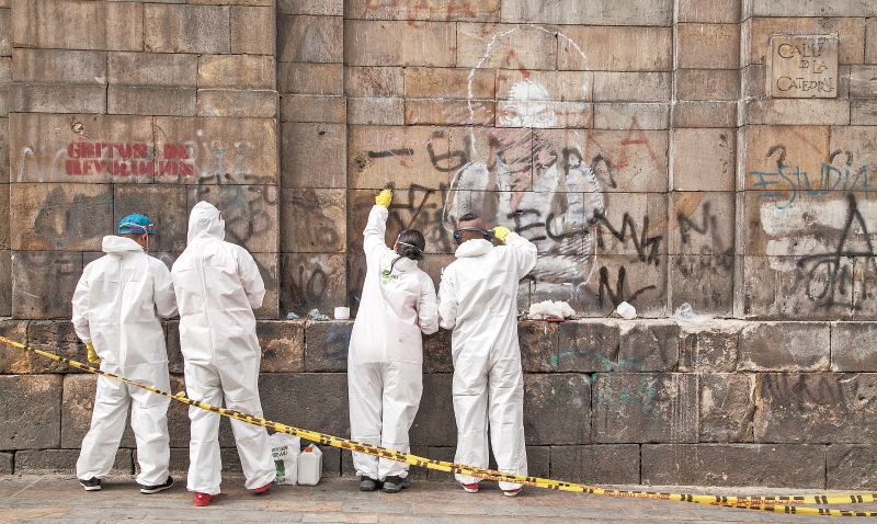 En 2016, el Distrito ha gastado $40 millones en limpiar grafitis y reparar daños en la Plaza de Bolívar. / IDPC