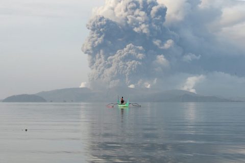 Filipinas en estado de alerta por "inminente" erupción de volcán Taal
