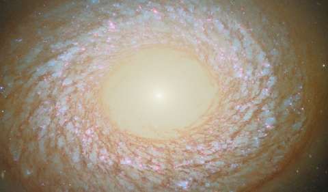 La galaxia “híbrida” que intriga a los astrónomos