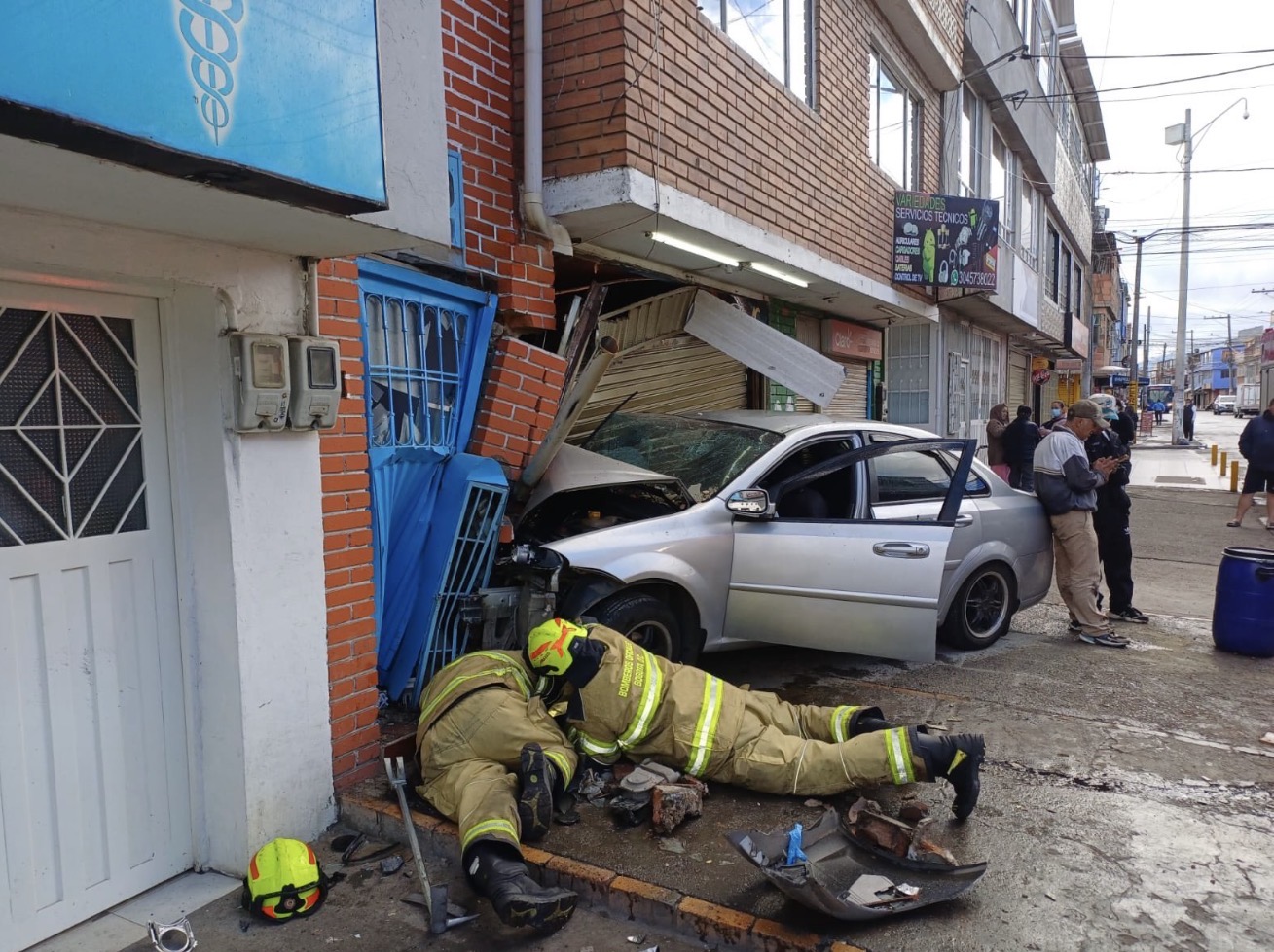 Bomberos atendieron la emergencia tras el choque de un vehículo contra una vivienda y controlaron una fuga de gas en el sur de Bogotá.