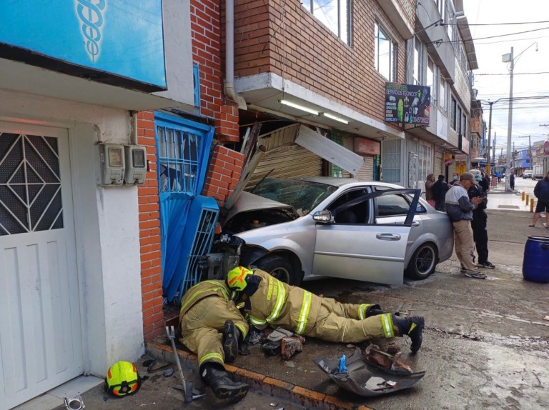 Vehículo chocó contra una vivienda en el sur de Bogotá: dos personas resultaron heridas