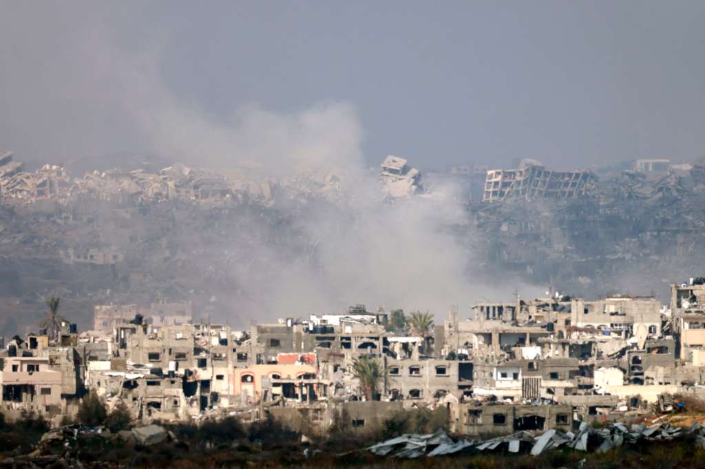 Esta imagen tomada desde el lado israelí de la frontera con la Franja de Gaza muestra columnas de humo que se elevan por las explosiones sobre los edificios destruidos en el norte de la Franja de Gaza el 16 de enero de 2025, tras el anuncio de una tregua en medio de la guerra en curso entre Israel y Hamás.