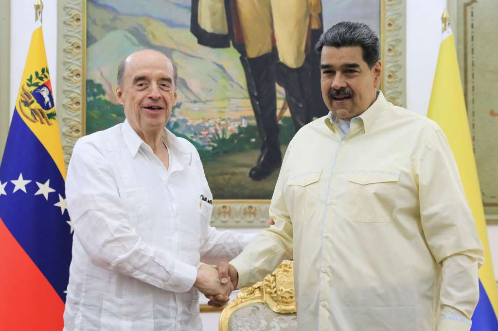 AME410. CARACAS (VENEZUELA), 07/03/2023.- Fotografía cedida por prensa de Miraflores donde se observa al presidente de Venezuela Nicolás Maduro (d) junto al canciller de Colombia Álvaro Leyva, en Caracas (Venezuela). Maduro, recibió este martes, en el palacio de Miraflores, en Caracas, al canciller de Colombia, Álvaro Leyva, para repasar la agenda de cooperación entre ambas naciones, que restablecieron sus relaciones, rotas en 2019, el pasado mes de agosto. EFE/ Prensa Miraflores/SOLO USO EDITORIAL/SOLO DISPONIBLE PARA ILUSTRAR LA NOTICIA QUE ACOMPAÑA (CRÉDITO OBLIGATORIO)
