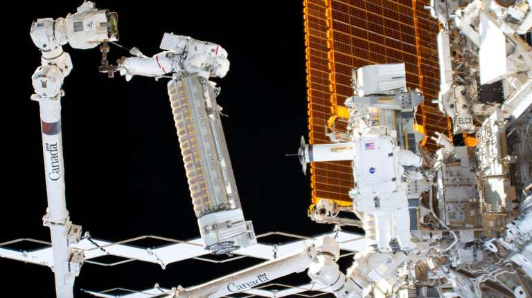 Los astronautas de la NASA (de izquierda a derecha) Josh Cassada y Frank Rubio de la NASA son fotografiados en una caminata espacial mientras instalan un panel solar desplegable (iROSA, por sus siglas en inglés) en la estructura de estribor de la Estación Espacial Internacional. /NASA