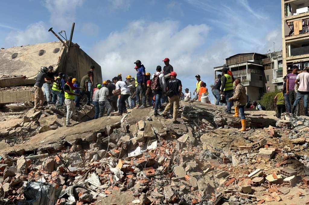 AME4276. CARACAS (VENEZUELA), 25/06/2026.- Personas caminan sobre escombros de edificios derrumbados por los terremotos este jueves, en el sector San Bernardino, en Caracas (Venezuela). EFE/ Carlos Seijas