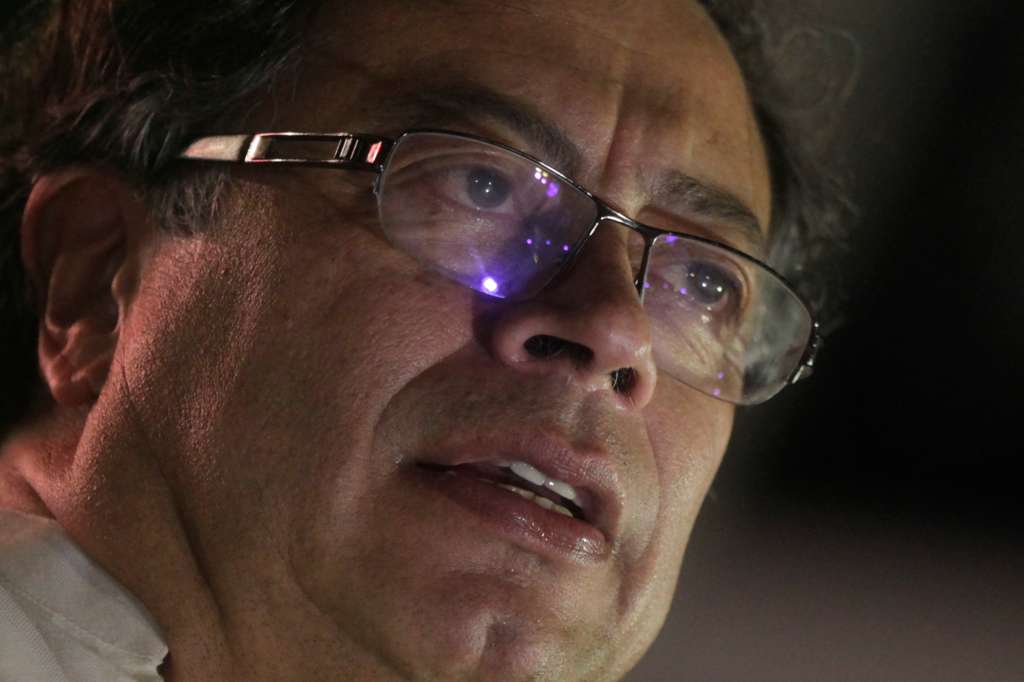 AME1423. BARRANQUILLA (COLOMBIA), 21/05/2022.- El candidato a la Presidencia de Colombia por la coalición de izquierdas Pacto Histórico, Gustavo Petro, habla durante un evento de cierre de campaña ante unos 40 mil asistentes, hoy, en la ciudad de Barranquilla (Colombia). Petro atizó este sábado el "fantasma" de las irregularidades electorales al denunciar un plan desde el gobierno para que las elecciones no se lleven a cabo este 29 de mayo, fecha en la que se debe realizar la primer vuelta de los comicios presidenciales. En el acto de cierre de campaña en la ciudad de Barranquilla, principal centro urbano del Caribe colombiano, el primer cierre del fin de semana, Petro, quien es el favorito de todas las encuestas, hizo un llamamiento a las demás campañas para unirse contra lo que denominó "un golpe a las elecciones del próximo domingo 29 de mayo". EFE/ Ricardo Maldonado Rozo