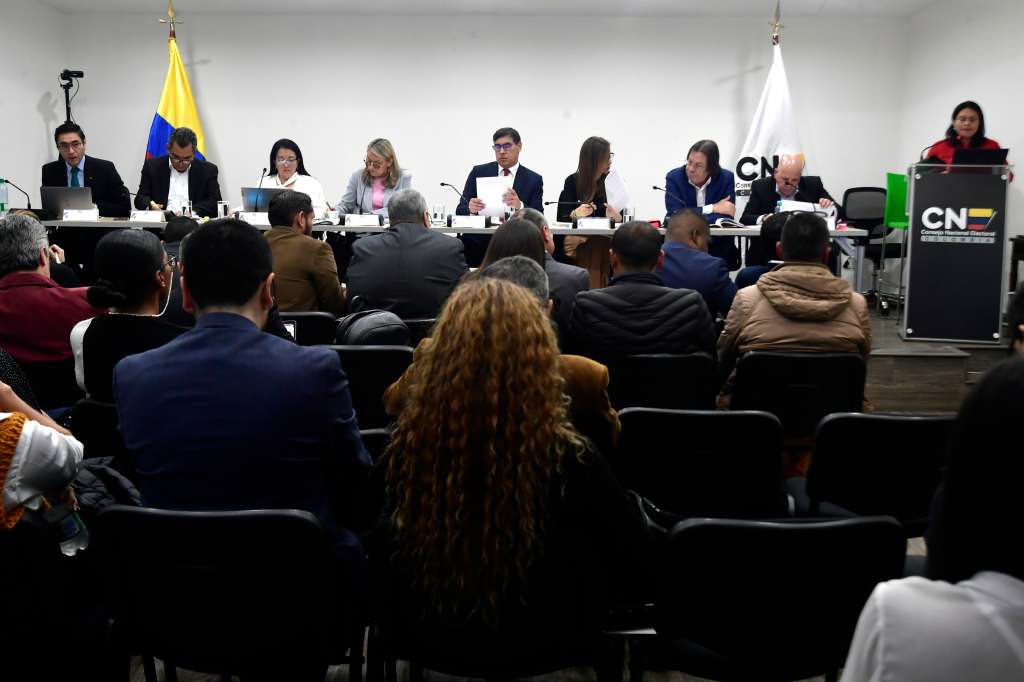 El CNE tiene la función de vigilar y sancionar a los partidos políticos por sus faltas.