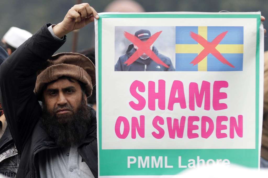 Lahore (Pakistan), 24/01/2023.- Supporters of Pakistan Markazi Muslim League party hold placards during a protest against Sweden, in Lahore, Pakistan, 24 January 2023. Pakistani Prime Minister Shahbaz Sharif, several Arab countries as well as Turkey condemned, on 23 January, Islamophobia after Swedish-Danish far-right politician Rasmus Paludan burned a copy of the Koran at a rally in Stockholm on 21 January. (Protestas, Suecia, Turquía, Estocolmo) EFE/EPA/RAHAT DAR