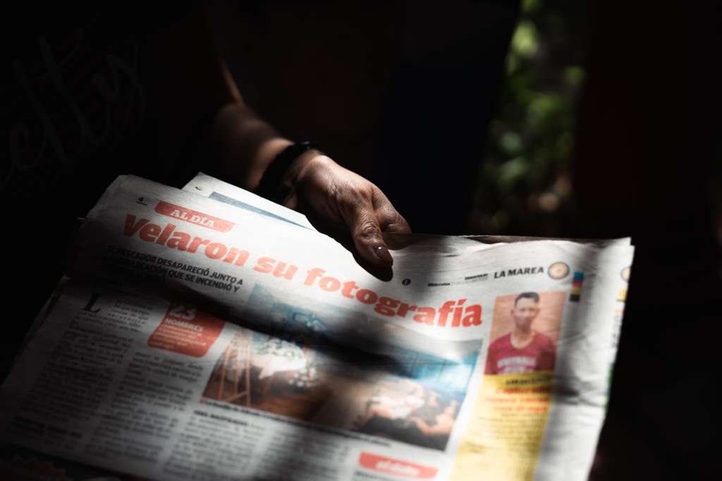 Luz Eneida guarda una copia del diario La Marea de Ecuador que registró el velorio sin el cuerpo de Alfredo Cevallos.