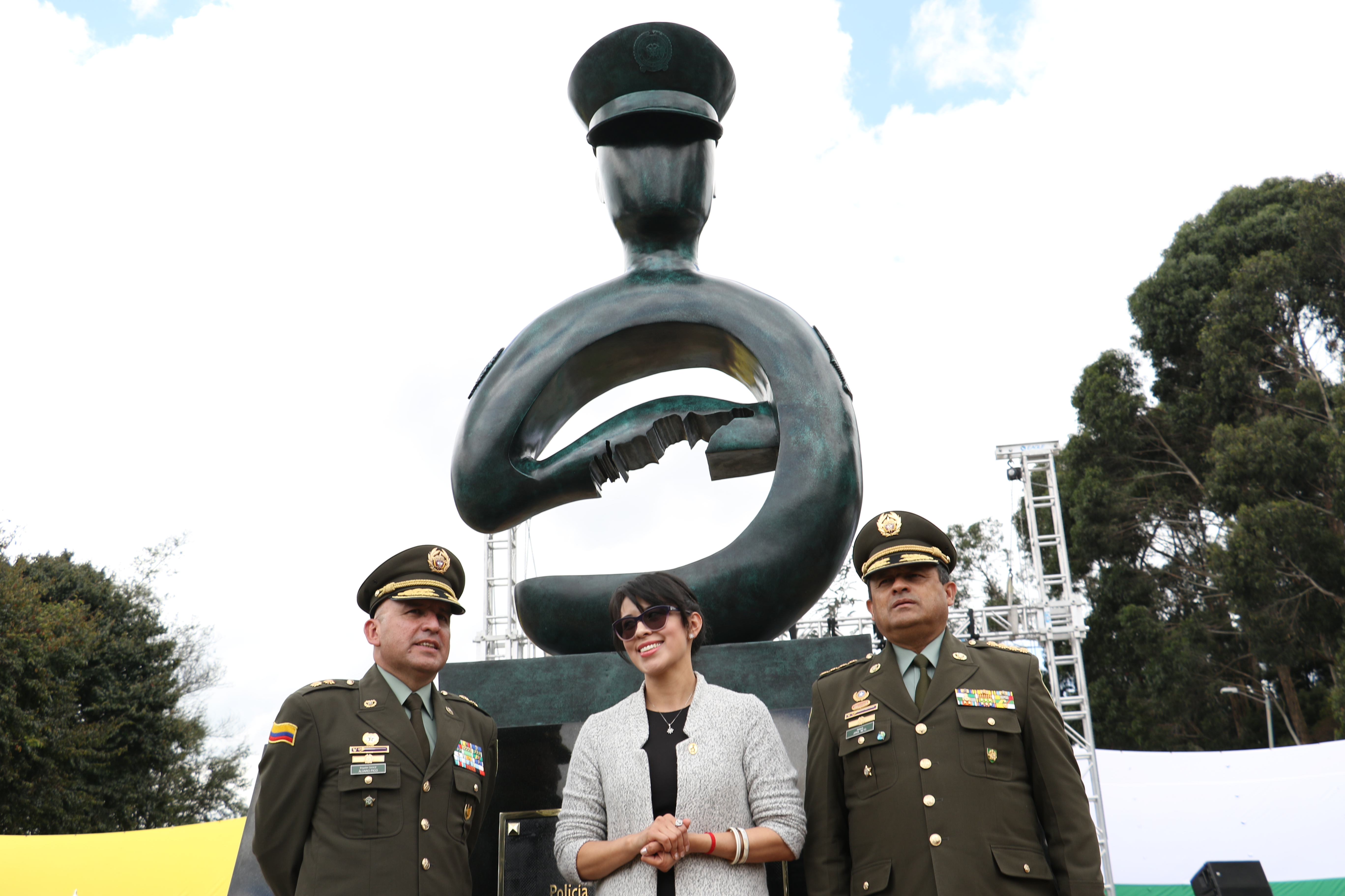 De izq. a der. Brigadier general, Alberto Pico Malaver, jefe de la Unidad Policial para la Edificación de la Paz; la artista Lina Valentina Barrera y el general Jorge Hernando Nieto Rojas, director de la Policía Nacional / Fotos: cortesía Policía Nacional.