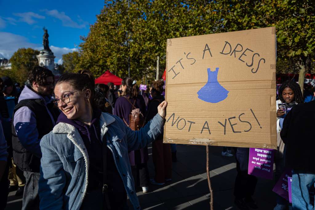 Paris (France), 19/11/2022.- A women rights activists, holds a poster reading 'ÄòIt'Äôs a dress not a Yes'Äô during a march, led by the feminist movement 'Nous Toutes' (All of Us), against femicide, gender-based violence and sexual harassment against women, in Paris, France, 19 November 2022. (Protestas, Francia) EFE/EPA/CHRISTOPHE PETIT TESSON