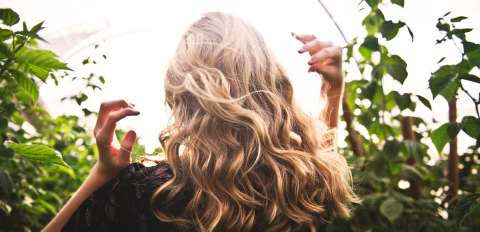 ¿Cómo aclarar el cabello de forma natural? 3 formas de hacerlo