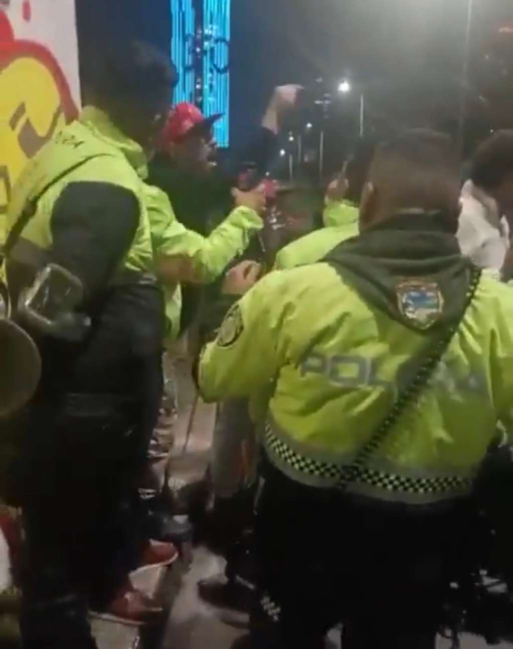 Los constantes choques del concejal con la Policía y con periodistas han abierto un debate sobre los límites entre la veeduría ciudadana, la protesta y el respeto a la autoridad desde un cargo de representación pública.