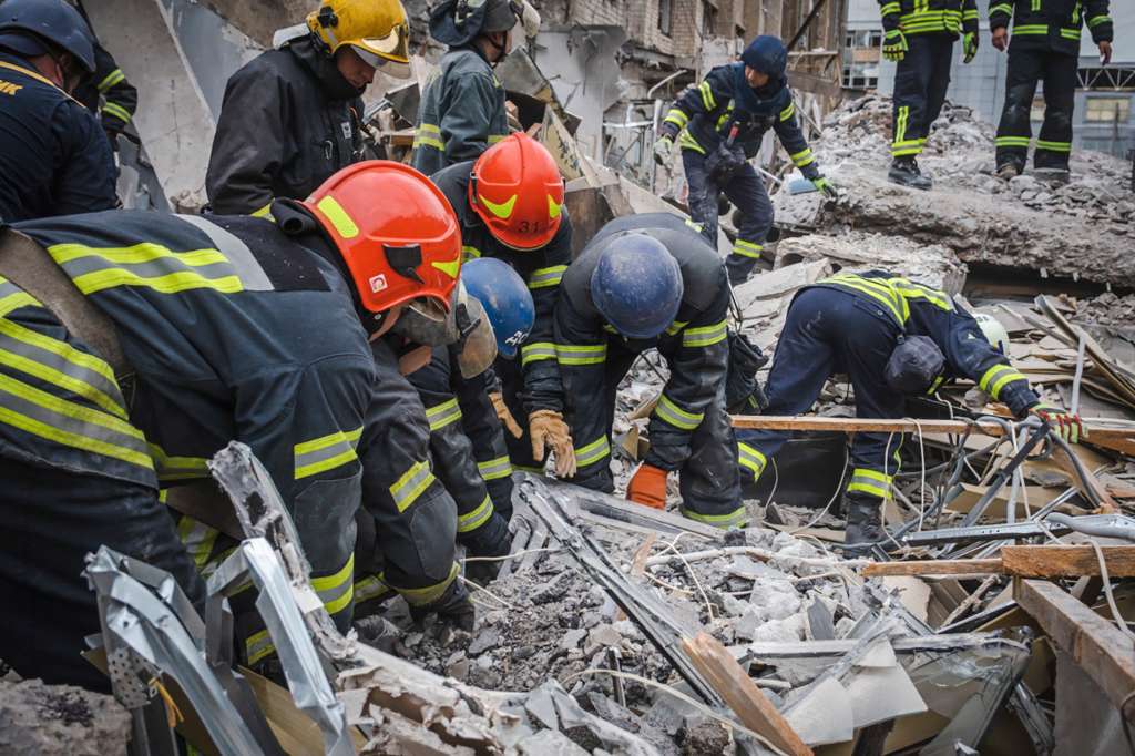 Kramatorsk (Ukraine), 28/06/2023.- A handout photo made available by the State Emergency Service of Ukraine shows rescuers at work at the site of a rocket strike in downtown Kramatorsk, Donetsk area, Ukraine, 28 June 2023, amid the Russian invasion. According to the National Police, two short-range ballistic Iskander rockets hit Kramatorsk in the evening of 27 June. At least 11 people, including the three children, were killed and 56 others were injured, the State Emergency Service confirmed on 28 June. (Rusia, Ucrania) EFE/EPA/STATE EMERGENCY SERVICE HANDOUT HANDOUT EDITORIAL USE ONLY/NO SALES