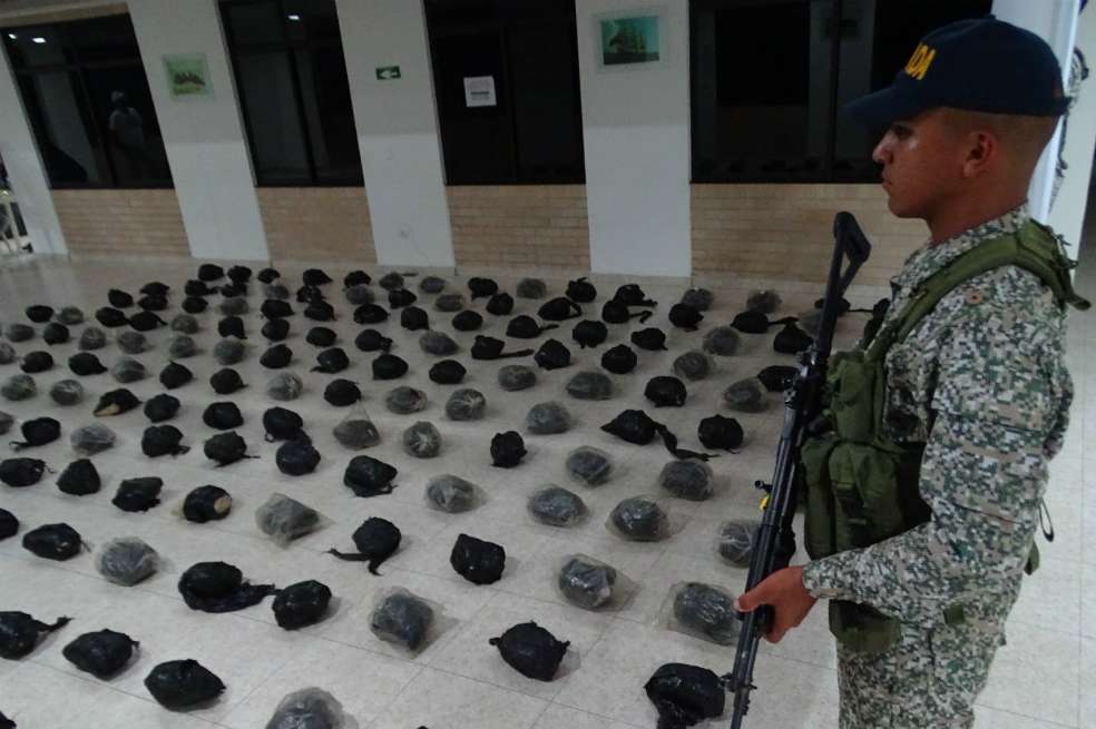 Tres personas fueron capturadas en los operativos. / Cortesía Armada.
