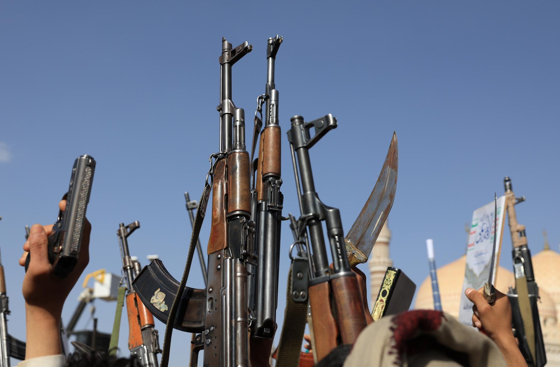 Sana'a (Yemen), 13/06/2025.- Houthi supporters hold up their weapons during an anti-US and anti-Israel protest in Sana'a, Yemen, 13 June 2025. Thousands of Houthi supporters demonstrated against US support for Israel's military operation in the Gaza Strip and Iran. Houthi leader Abdul-Malik al-Houthi stated in a televised speech that his group had fired 11 ballistic and hypersonic missiles and drones at Israeli targets in the past week, in a new escalation in the group's continued support for the Palestinian people in Gaza. (Protestas) EFE/EPA/YAHYA ARHAB
