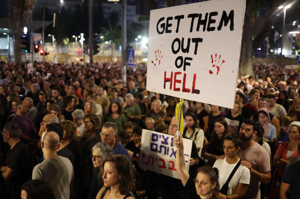Tel Aviv (Israel), 11/11/2023.- Protesters take part in a demonstration calling for the release of hostages held by Hamas, at the Museum of Art in Tel Aviv, Israel, 11 November 2023. Hamas has taken at least 239 people hostage in Gaza, including women, children and the elderly, following the militant group's 07 October attack from the Gaza Strip into Israel, the IDF said. More than 11,000 Palestinians and at least 1,200 Israelis have been killed, according to the Israel Defense Forces (IDF) and the Palestinian health authority, since Hamas militants launched an attack against Israel from the Gaza Strip on 07 October, and the Israeli operations in Gaza and the West Bank which followed it. Banner in picture reads 'get them out of hell'. (Protestas) EFE/EPA/NEIL HALL