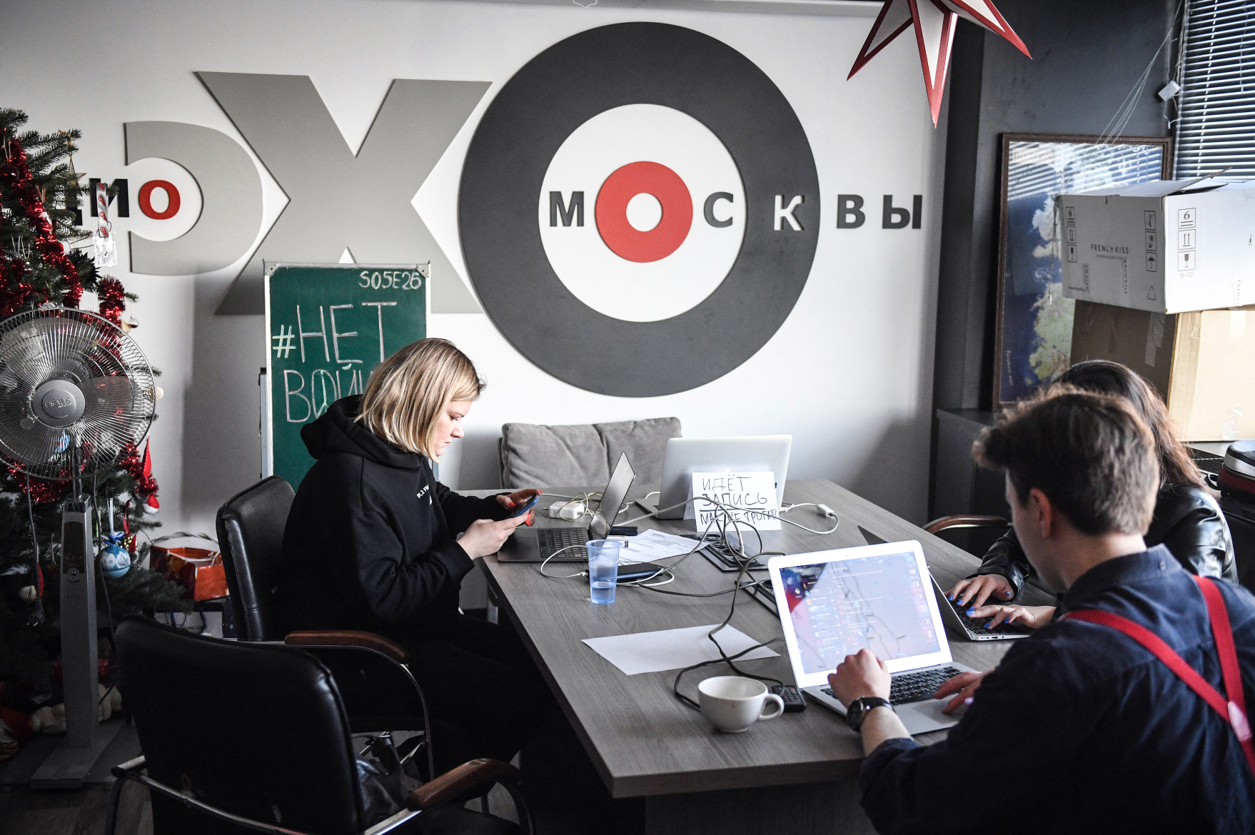 Periodistas trabajan en la oficina de la radio Eco de Moscú en Moscú el 3 de marzo de 2022. La radio independiente rusa Ekho Moskvy (Eco de Moscú), una figura histórica en el panorama de los medios rusos, anunció el jueves su autodisolución, luego de que se le prohibiera antena por parte de las autoridades debido a su cobertura de la invasión de Ucrania. Ekho Moskvy, propiedad mayoritaria del gigante del gas Gazprom, nació en 1990 durante el último colapso de la Unión Soviética, estableciéndose como uno de los medios más respetados del país.