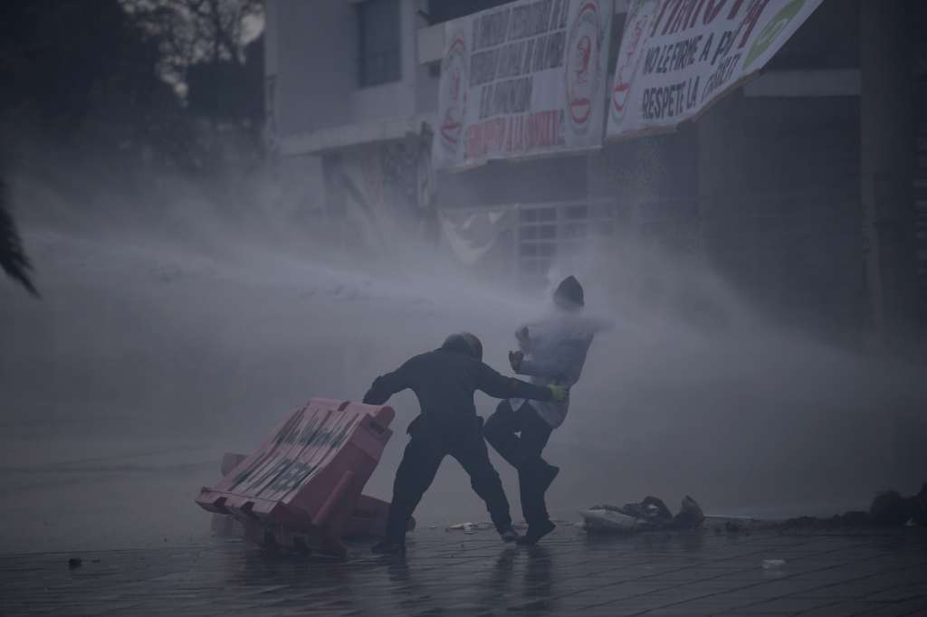 IMÁGENES EXCLUSIVAS.
Protestas y manifestaciones de estudiantes enmascarados de la Universidad Nacional por la posesión del Rector José Ismael Peña.