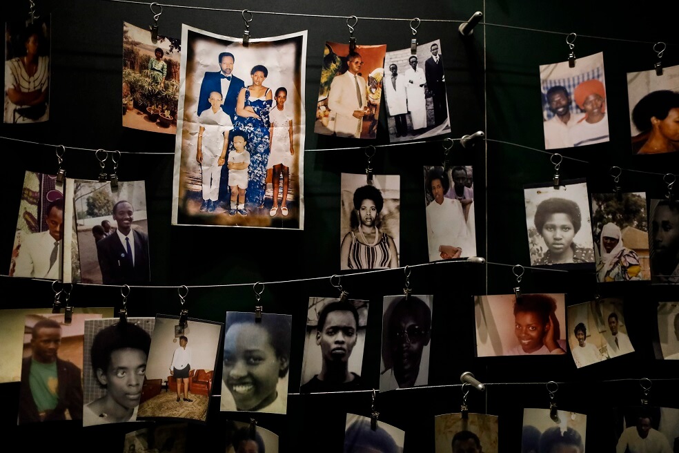 Las fotografías que aquellos de fueron asesinados en el genocidio de 1994 se encuentran en el Centro de Memoria del Genocidio en Kigali, la capital ruandesa. / EFE