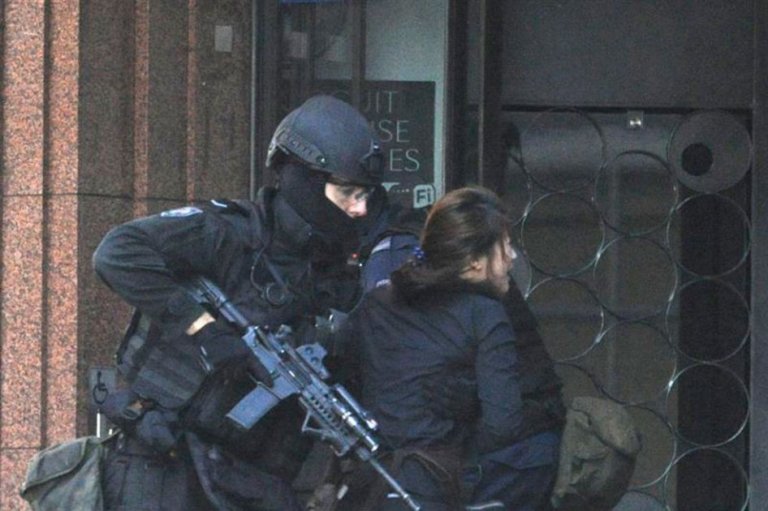 Policía irrumpe en el café de Sídney y libera a los rehenes