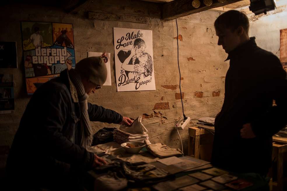 Un puesto en un mercado navideño organizado por Generation Identity, un movimiento juvenil de extrema derecha, vende ropa con mensajes "patrióticos", en Halle, Alemania. / Lena Mucha/The New York Times