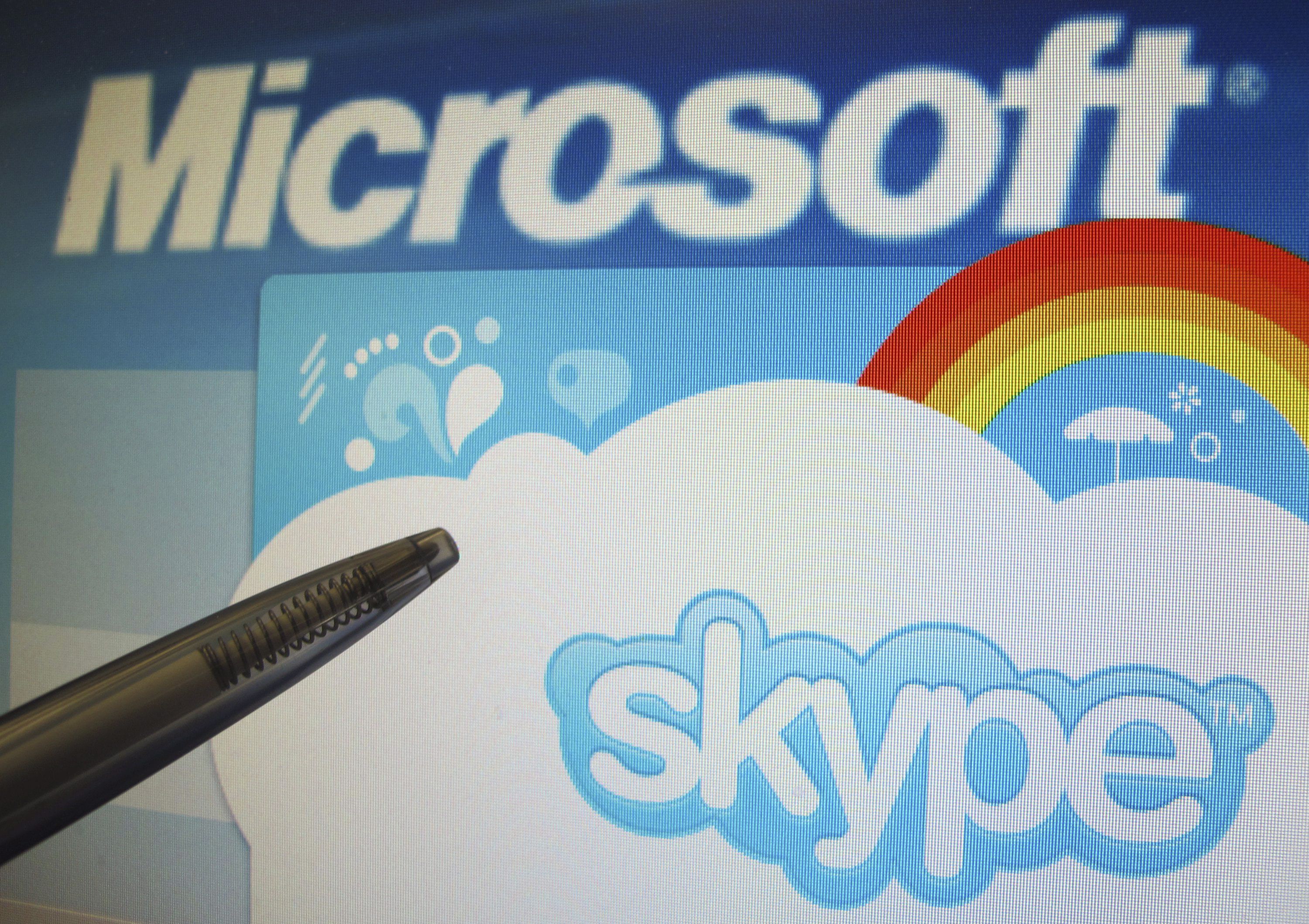 BFP004. BOGOTÁ (COLOMBIA), 06/03/2025.- Fotografía de archivo del 10 de mayo de 2011 de una persona apuntando a una pantalla que muestra los logos de Microsoft y de la empresa de telefonía Sykpe en Berlín (Alemania). Saluden a Skype, que se nos va es uno de los clics tecnológicos de la semana. “Cuando un amigo se va…” dice una canción de Alberto Cortez, y de pronto así se siente cuando un muy querido servicio digital nos deja. Microsoft ha resuelto que Skype, servicio de mensajería que operaba desde 2003, dejará de funcionar en mayo. EFE/ Franz-peter Tschauner ARCHIVO