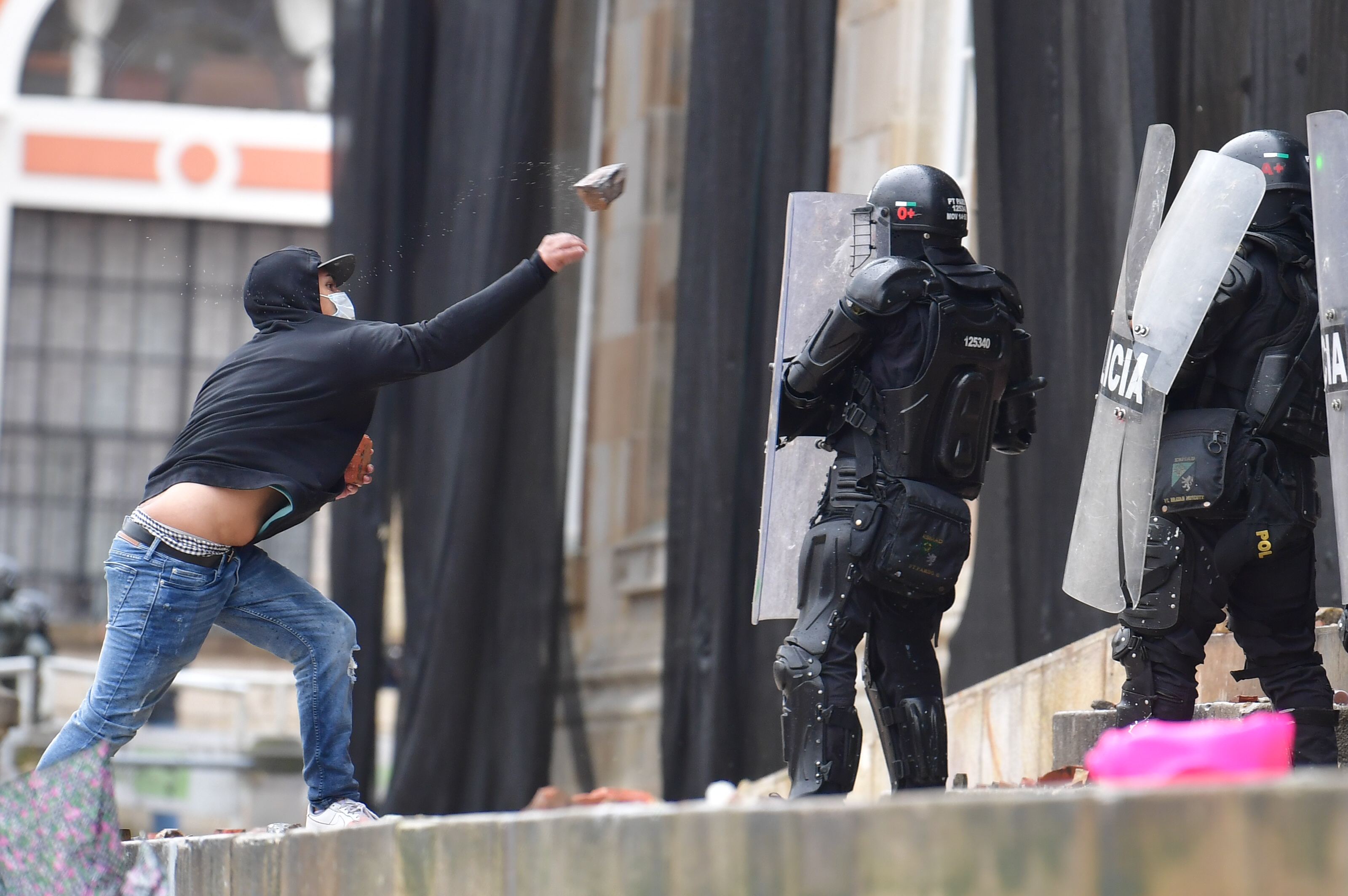 Enfrentamientos entre manifestantes y el Esmad, en la Plaza de Bolívar.