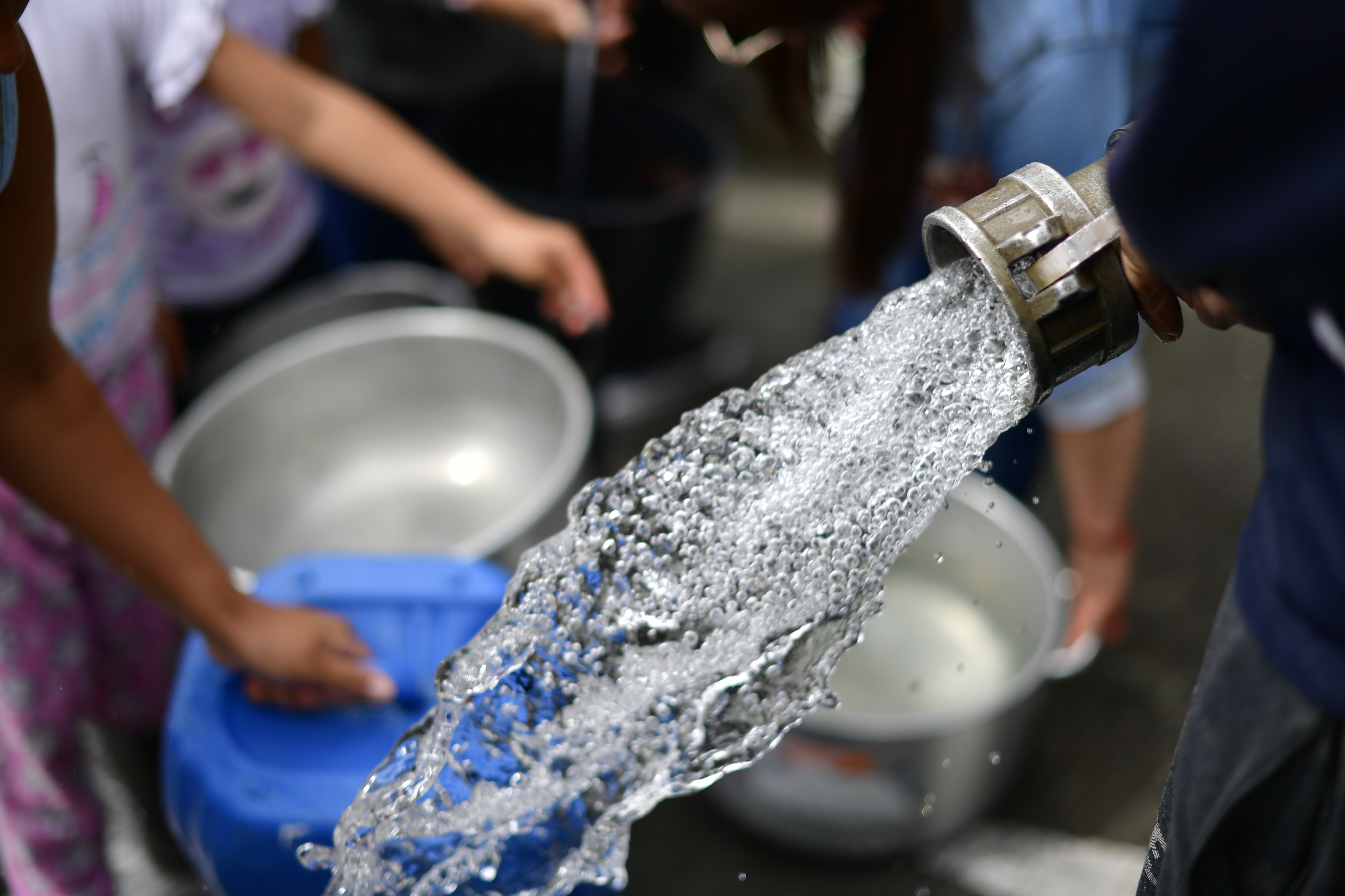 Gente corriendo detrás de carrotanques y filas extensas de personas que esperan llenar sus ollas y baldes de agua se han vuelto panorama en distintos barrios de la localidad de Usme que se han visto afectadas por un daño imprevisto en la línea que lleva el agua a la Planta El Dorado.