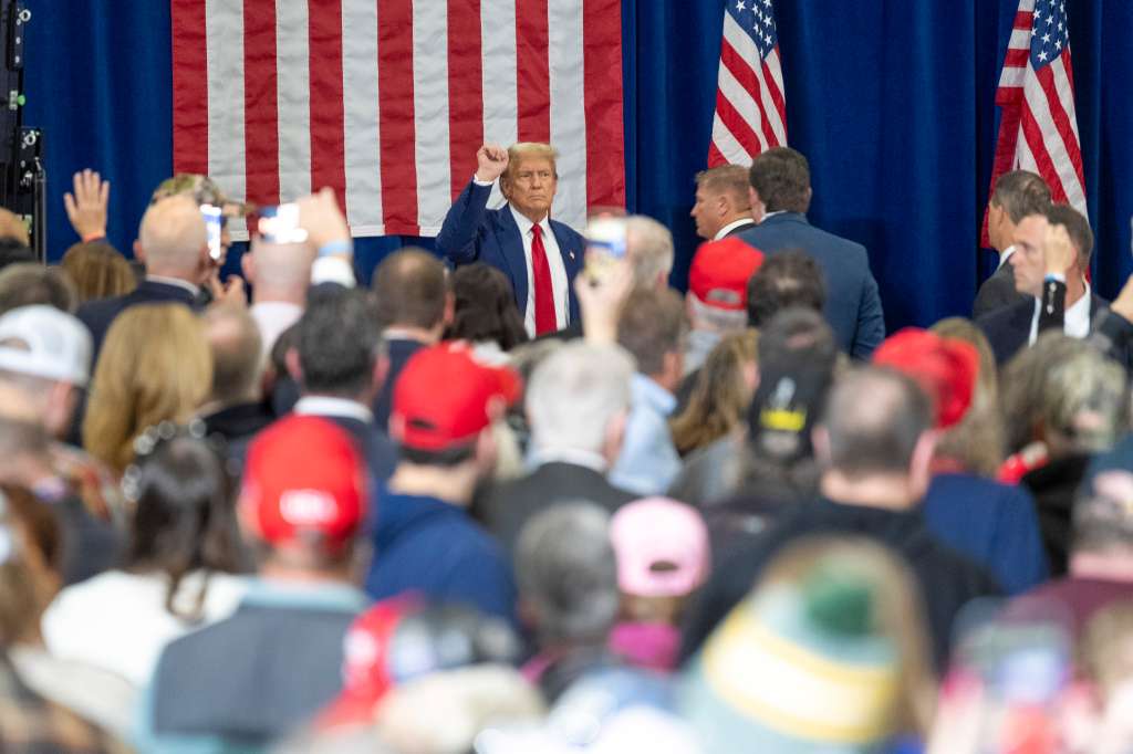 Green Bay (United States), 02/04/2024.- Former President Donald J. Trump acknowledges the crowd after speaking at a rally at the Hyatt Regency Green Bay in Green Bay, Wisconsin, USA, 02 April 2024. EFE/EPA/ANDY MANIS