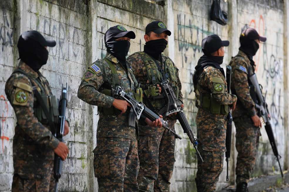Militares fuertemente armados hicieron guardia en el legislativo de El Salvador, el domingo. / AFP
