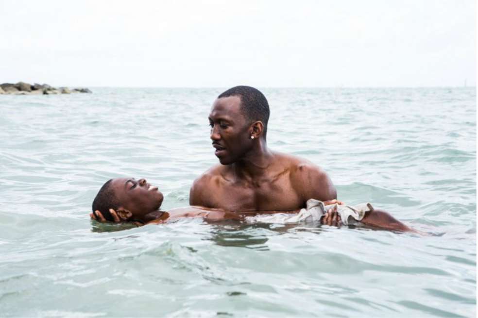 Mahershala Ali, como Juan, y Alex Hibbert, como Chiron de niño, en Moonlight.