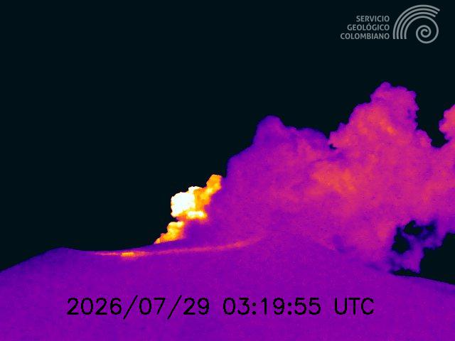 Registro de la cámara térmica MinaIR, ubicada a 2,2, km al noroccidente del volcán Puracé en la que se observa una emisión de ceniza registrada el 28 de julio de 2026 a las 10:19 p. m. (hora local). /SGC
