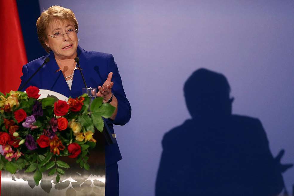 La presidenta de Chile, Michelle Bachelet, durante un encuentro presidencial con el primer ministro China, que estuvo de gira por América Latina. / EFE