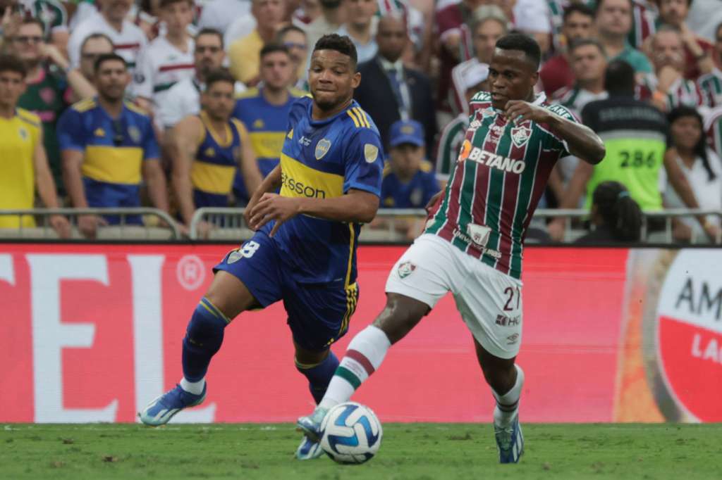 AME4086. RÍO DE JANEIRO (BRASIL), 04/11/2023.- Frank Fabra (i) de Boca disputa un balón con Jhon Arias de Fluminense hoy, en un partido de la final de la Copa Libertadores entre Boca Juniors y Fluminense en el estadio de Maracaná, en Rio de Janeiro (Brasil). EFE/ Antonio Lacerda