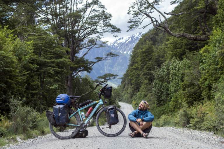 El hombre que dejó el conflicto para darle la vuelta al mundo en bicicleta