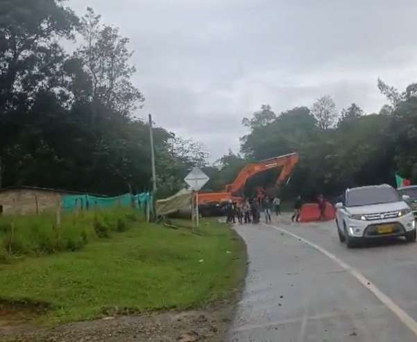 Bloqueo registrado este 31 de marzo en el sector de Cajibío, en la vía Panamericana.