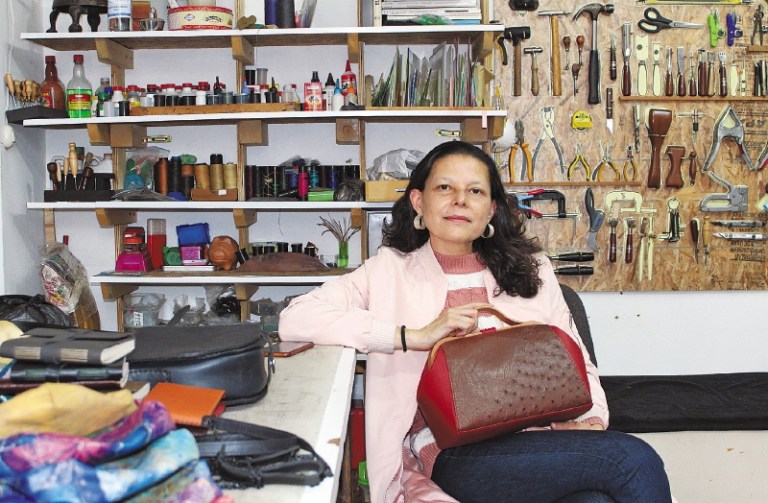 Mónica Tejada, una artesana de cuero duro