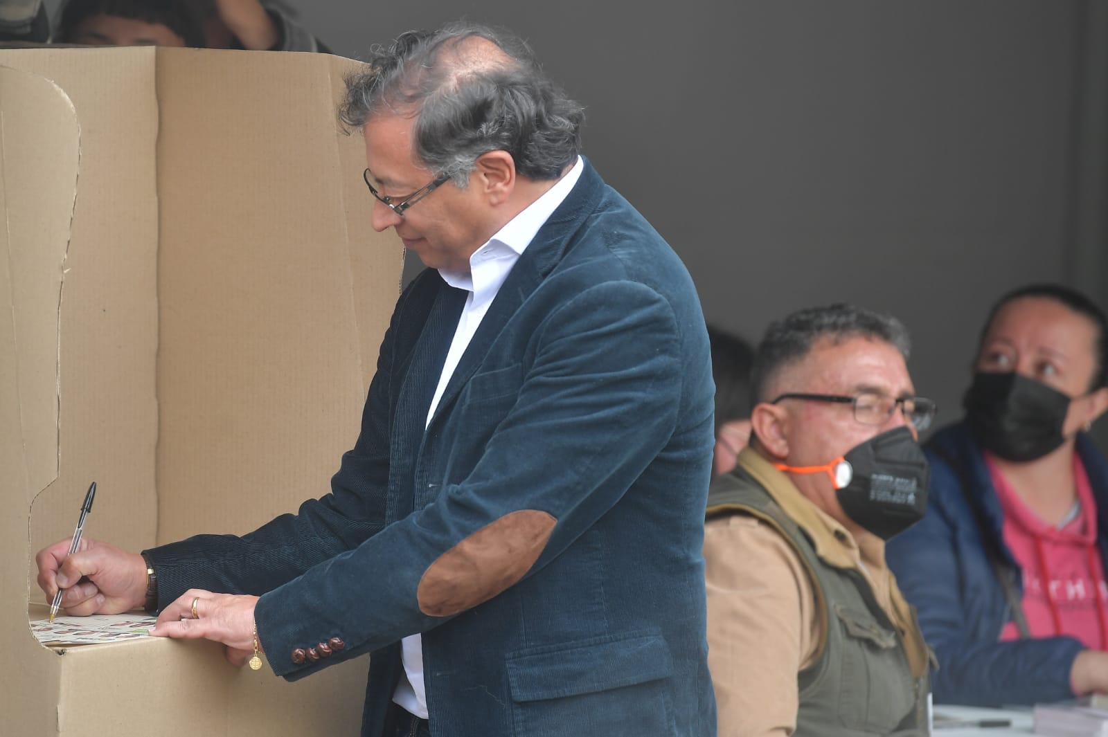 El Candidato Gustavo Petro, votó en el colegio Marco Antonio Carreño, en Bogotá.