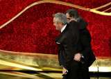 Abrazo entre Guillermo del Toro y Alfonso Cuarón selló unos Óscar muy hispanos