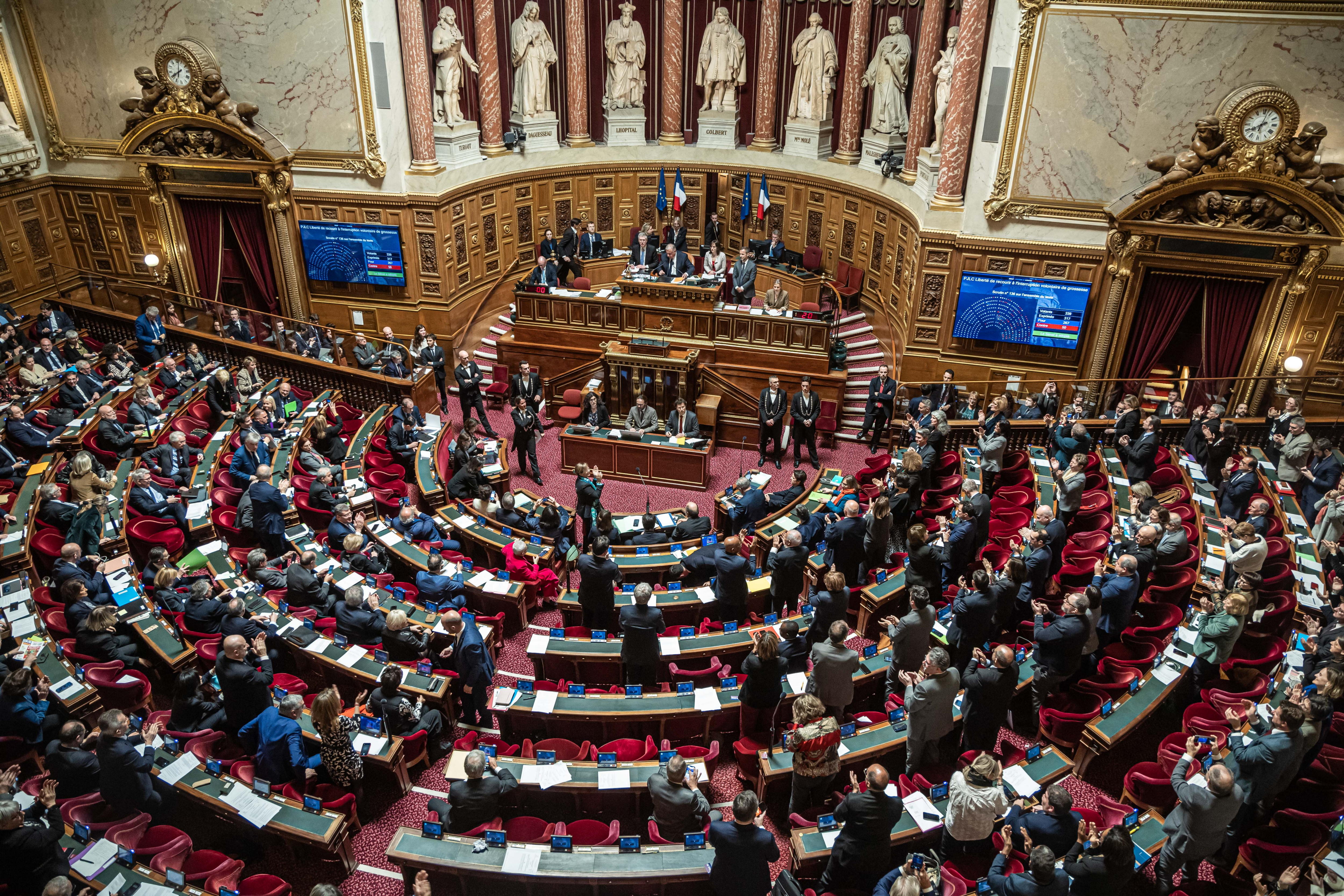 Paris (France), 28/02/2024.- French Senators applaud the results after a vote on constitutional law on abortion during a debate at the French Senate in Paris, France, 28 February 2024. The upper chamber of the French parliament voted on a constitutional bill to enshrine women's right to voluntary termination of pregnancy in the constitution. (Francia) EFE/EPA/CHRISTOPHE PETIT TESSON