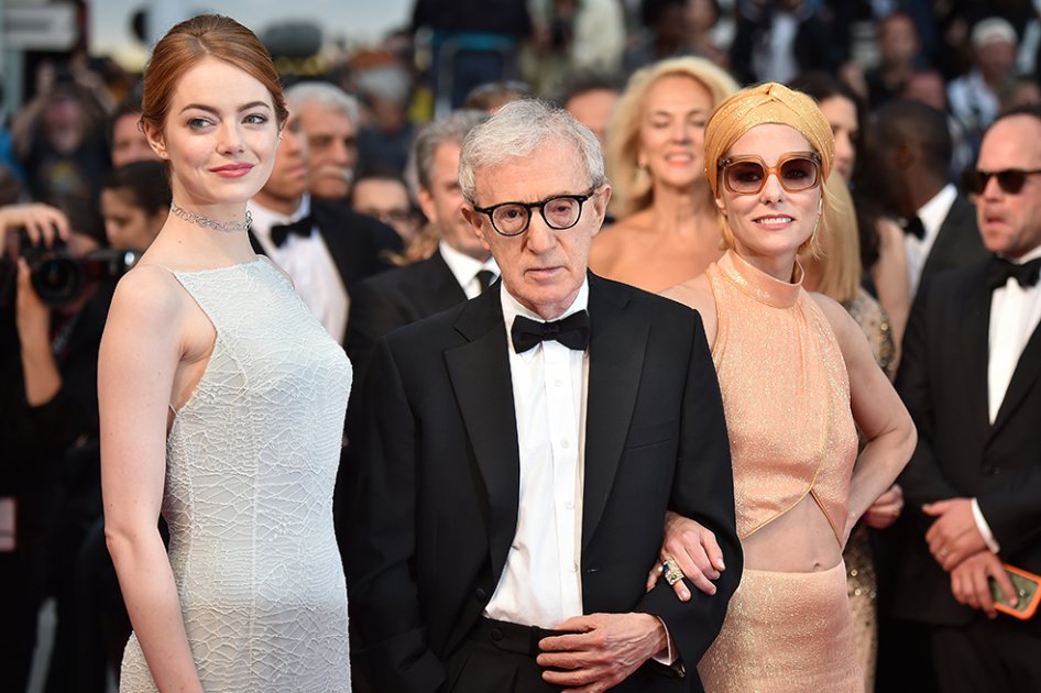 La actriz Emma Stone, el director Woody Allen y la artista Parker Posey. / AFP