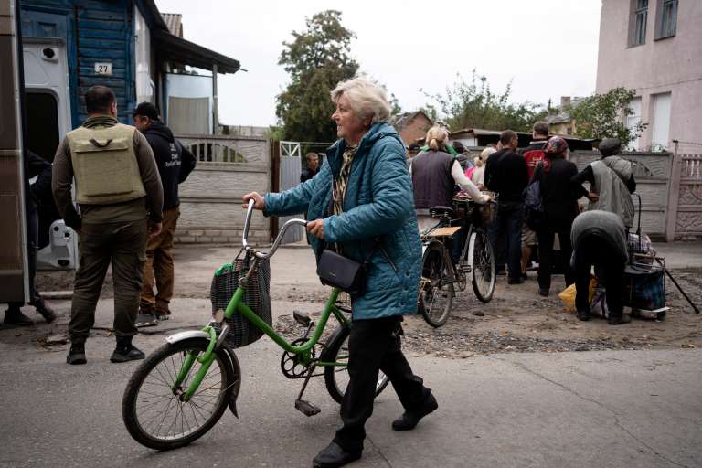 Los residentes locales acudieron a recibir la ayuda humanitaria en la ciudad recuperada de Izyum, Ucrania.